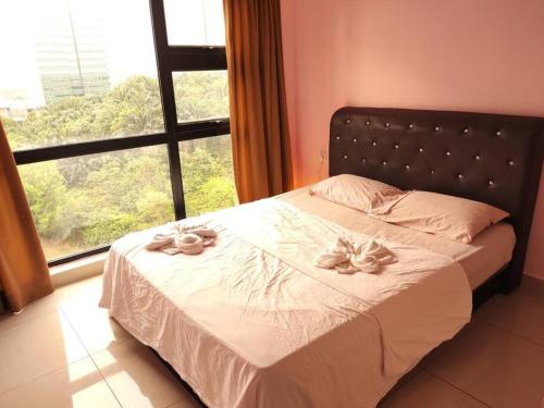サイバージャヤにあるHB1006-One Bedroom-Wifi-Netflix-Parking-Cyberjaya, 3059のベッドルーム1室(花2本のベッド1台付)