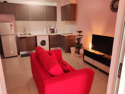 サイバージャヤにあるHB1006-One Bedroom-Wifi-Netflix-Parking-Cyberjaya, 3059のリビングルーム(赤いソファ付)、キッチン