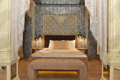 Schlafzimmer mit einem Bett mit blauer Wand in der Unterkunft All Seasons Hotel Baku in Baku