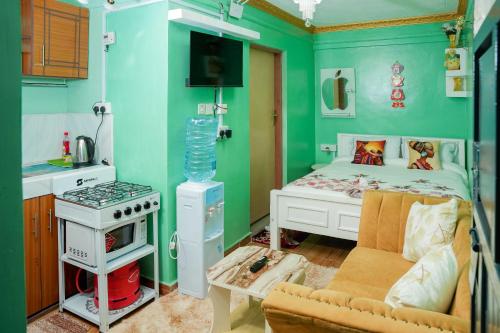 - une chambre pour enfants avec un lit et une cuisinière dans l'établissement GEOLYN AIRBNB Naivasha, à Naivasha