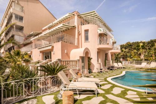 a villa with a swimming pool and a house at Maison Carla Rosa Cannes in Cannes