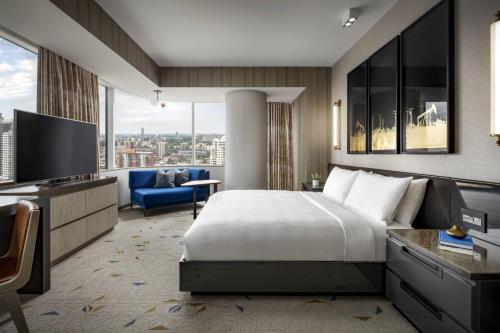 エドモントンにあるJW Marriott Edmonton ICE Districtのベッドとテレビが備わるホテルルームです。