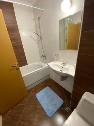 un bagno con lavandino, vasca e WC di K's Place Apartment Pravets Golf Resort a Pravets