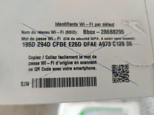 バイユーにあるChez Titiの機械に取り付けられたクレジットカードのラベル