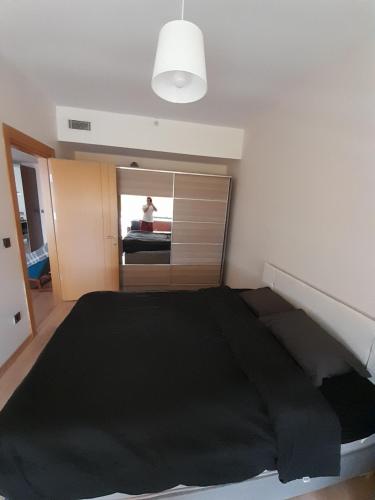 um quarto com uma grande cama preta e um espelho em Fikirtepe em Istambul