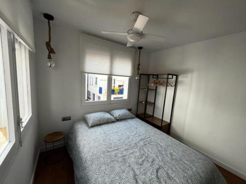 Кровать или кровати в номере Marina Beach Aiguadolç Sitges