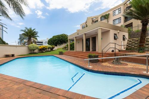 uma grande piscina em frente a uma casa em 67 The Shades - Luxury Apartment in Umhlanga - Airconditioning throughout and Inverter em Durban