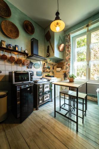 Η κουζίνα ή μικρή κουζίνα στο Chambre Bounty, B&B, cuisine privée, lit queen size, terrasse, parking, garage