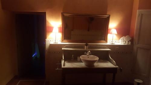 y baño con lavabo y espejo. en Chambre bohème avec balnéo en Idrac-Respailles