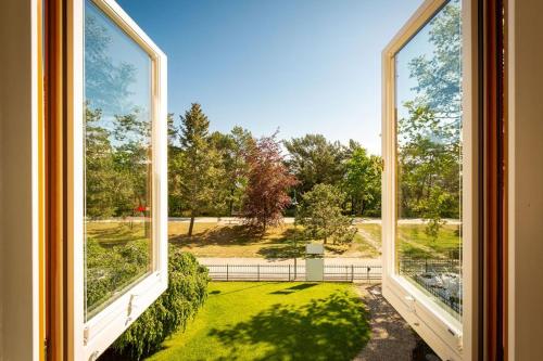 uma janela aberta com vista para um pátio em Villa Saphira App 09 em Heringsdorf