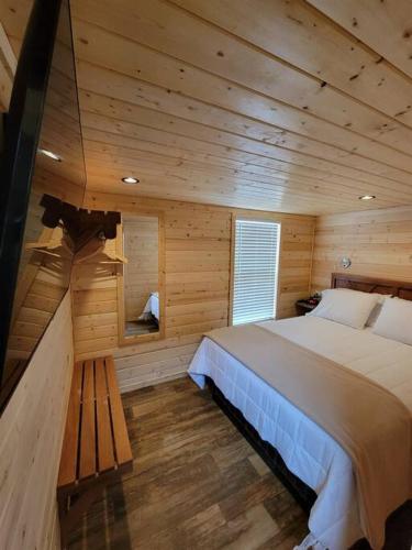 Ένα ή περισσότερα κρεβάτια σε δωμάτιο στο 036 Tiny Home nr Grand Canyon South Rim Sleeps 8 - Full Kitchen