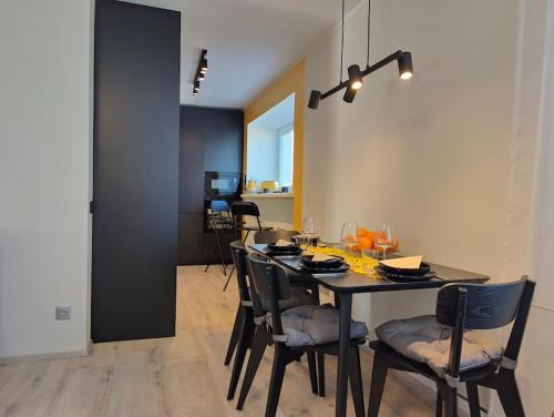 uma sala de jantar com uma mesa preta e cadeiras em Lai Apartment in City center of Rakvere em Rakvere