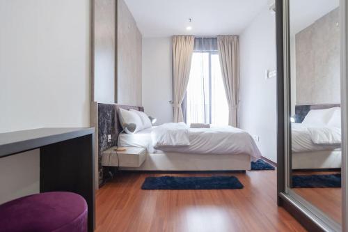 um quarto com uma cama e um espelho grande em iCity 2Bedroom RM79 Thempark, Mall, Wi-Fi em Shah Alam