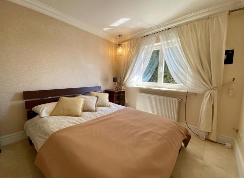 Saint-JeannetにあるHome - La vie est belleのベッドルーム(大型ベッド1台、窓付)