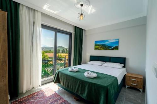 Rmg Villa 1 في Seydiler: غرفة نوم بسرير ونافذة كبيرة