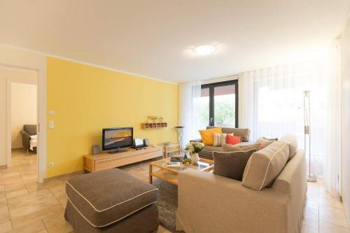 ein Wohnzimmer mit Couch und Fernseher in der Unterkunft Quartier 47, App. 07 in Bansin