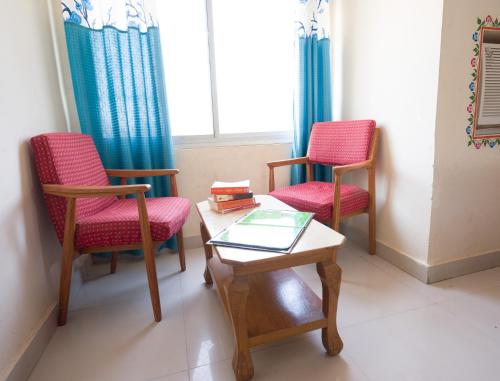 a waiting room with two chairs and a table and a table sidx sidx at Hotel Prem Villas Pushkar in Pushkar