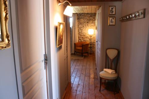 a hallway leading to a room with a table and chairs at Bistrot Vintage "Chez Mamie Léone" in Lèzan