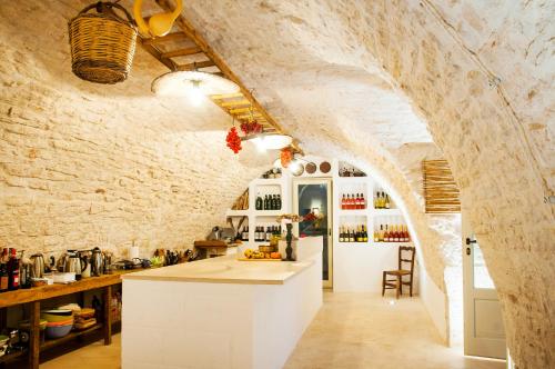 マルティナ・フランカにあるMasseria San Micheleの石壁のアーチ型のキッチン