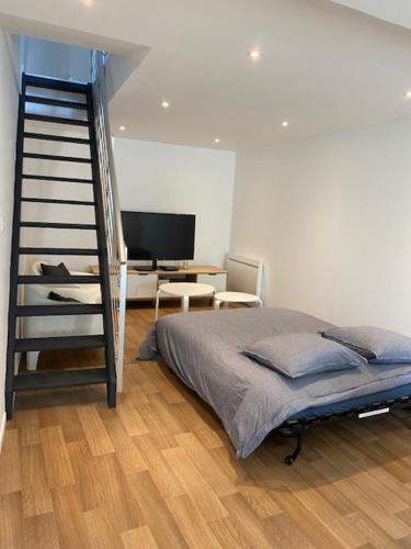 een slaapkamer met een ladder, een bed en een bureau bij Le Duplex du Cours de Verdun in Arras