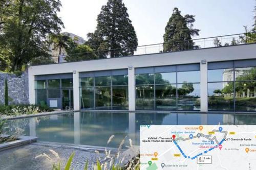 un bâtiment avec une piscine devant dans l'établissement T3 Duplex Thonon Centre - Parking - Gare - Thermes, à Thonon-les-Bains