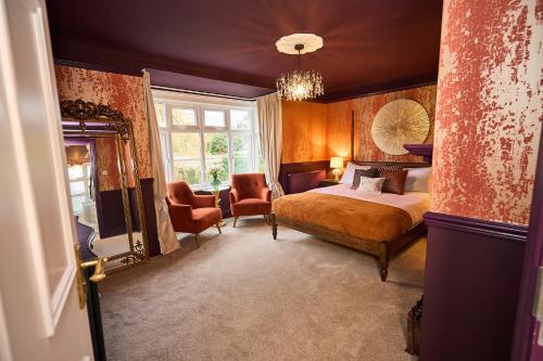 een slaapkamer met een bed, een stoel en een raam bij Little Hayes in Lyndhurst
