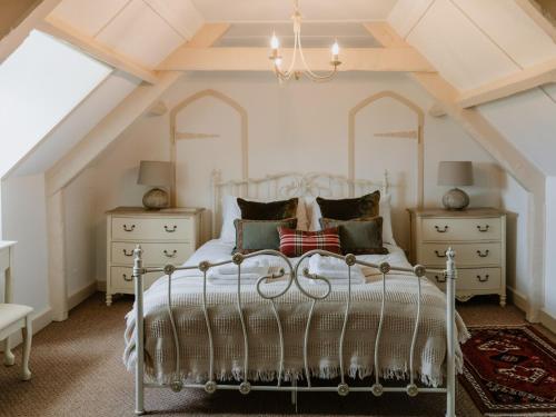 a bedroom with a bed in a attic at Farmhouse - Ukc6630 in Pentney
