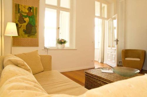 - un salon avec un canapé et une table dans l'établissement Villa Astrid, T3 Anklam, à Bansin
