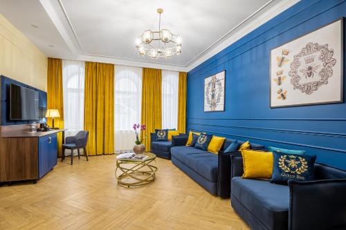 a living room with blue walls and a blue couch at Queen Bee in Kyiv