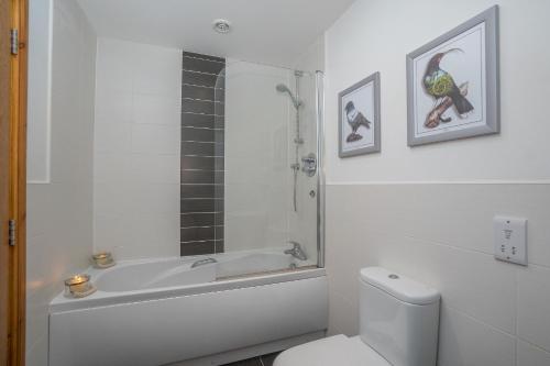Koupelna v ubytování Dwellcome Home Ltd 5 Double Bedroom 3 Bathroom House Free Driveway Parking, 637 Mbps WIFI, Ideal for Long Term Contractor, etc Stays, Regular Housekeeping Option - See Our Site for Assurance