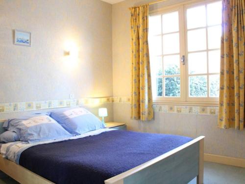 - une chambre avec un lit doté de draps bleus et une fenêtre dans l'établissement Maison Saint-Pierre-d'Oléron-La Cotinière, 4 pièces, 8 personnes - FR-1-246A-34, à La Cotinière