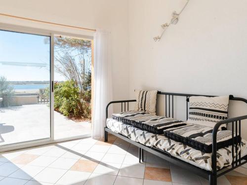 Ce lit se trouve dans un dortoir offrant une vue sur l'océan. dans l'établissement Superbe Pavillon à Gruissan avec Terrasse sur Plage, 2 Chambres, Parking et Wifi - FR-1-409A-20, à Gruissan