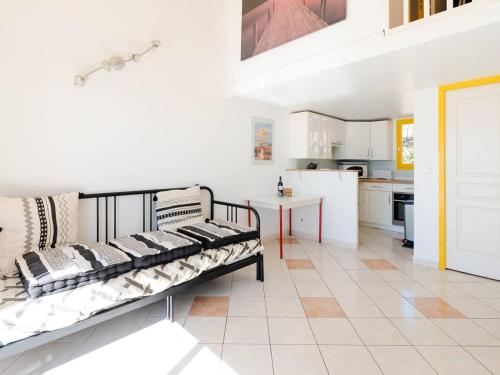 un salon avec un canapé et une cuisine dans l'établissement Superbe Pavillon à Gruissan avec Terrasse sur Plage, 2 Chambres, Parking et Wifi - FR-1-409A-20, à Gruissan