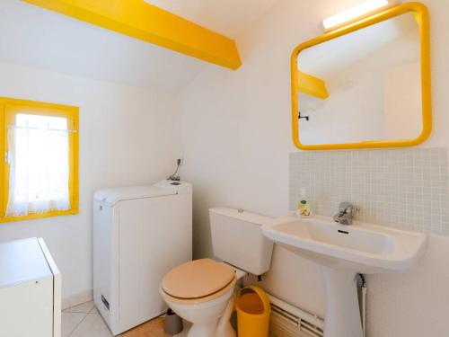 une salle de bain avec un lavabo, des toilettes et un miroir dans l'établissement Superbe Pavillon à Gruissan avec Terrasse sur Plage, 2 Chambres, Parking et Wifi - FR-1-409A-20, à Gruissan
