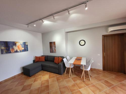 una sala de estar con un sofá y una mesa en Julia's Apartment in Golem Beach, en Golem