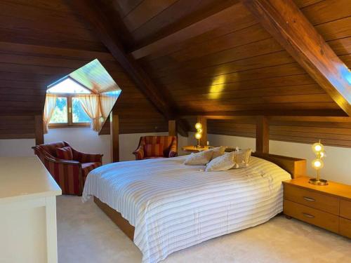una camera con un grande letto e un soffitto in legno di Happy Farm Silivri a Silivri