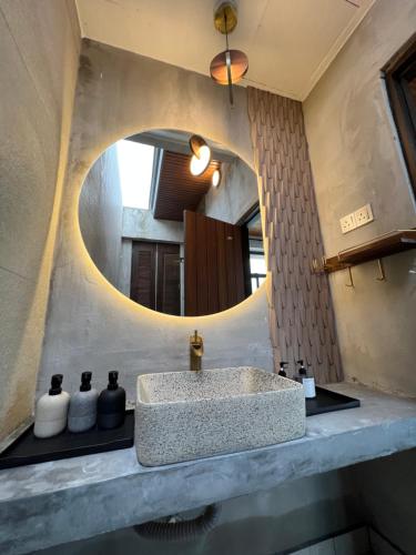 uma casa de banho com um lavatório e um espelho em Ocean Nadi 4 Bedrooms Beachfront Villa PD em Port Dickson