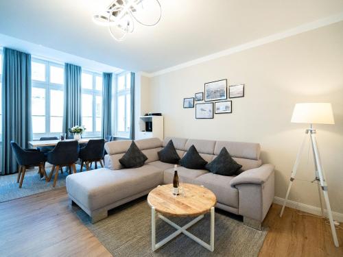 uma sala de estar com um sofá e uma mesa em Villa Erika - App 5 em Ahlbeck