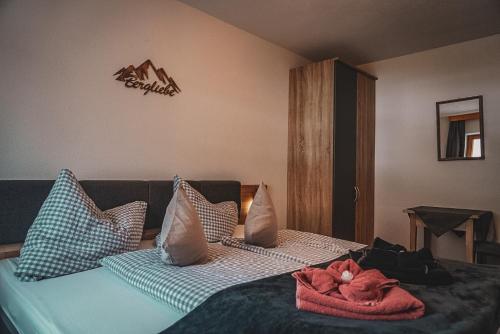 Un dormitorio con una cama con almohadas. en Ferienwohnung Rimml en Neurur