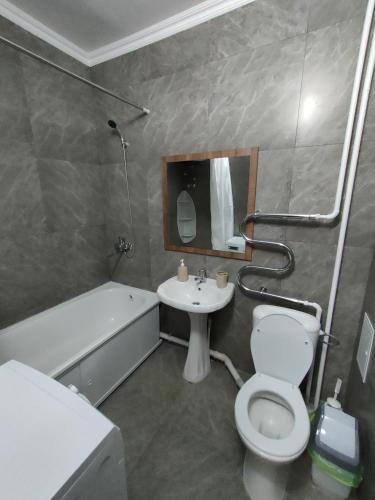Bilik mandi di 2 комнатная Нурсат вдоль Аллеи