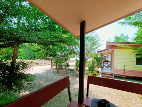 una vista desde el porche de una casa en Win Gray Homestay Resort en Pathiu