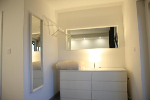 La salle de bains est pourvue d'un lavabo blanc et d'un miroir. dans l'établissement Sobe Opačak, à Slavonski Brod