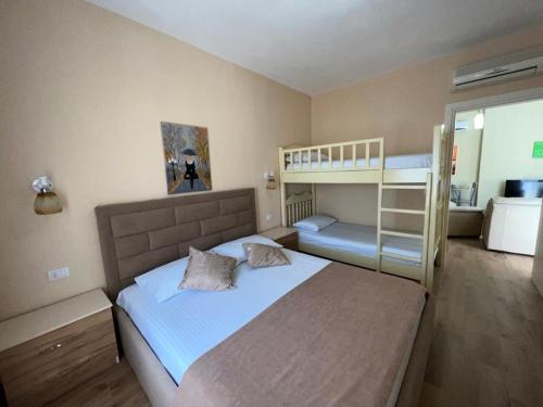 una camera con un letto e un letto a castello di Skampini Qerret Apartments a Golem