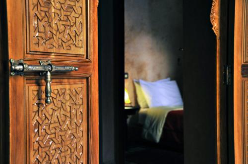 Puerta a un dormitorio con cama en Riad Bensaid, en Marrakech