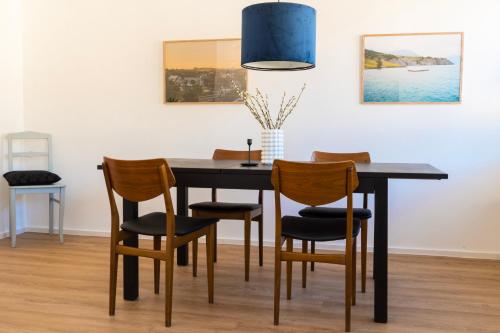 a dining room table with chairs and a blue lamp at FeelsLikeHome - Traumhafte zentrumsnahe Wohnung mit Balkon&Parkplatz in Bochum