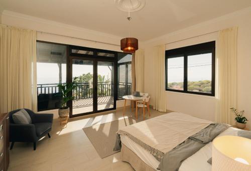 ein Schlafzimmer mit einem Bett und einem Balkon in der Unterkunft Canaan in Tenerife in Adeje