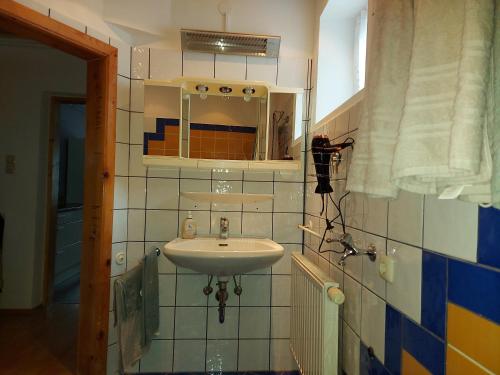 W łazience znajduje się umywalka i lustro. w obiekcie MariazellKernboden w mieście Gusswerk