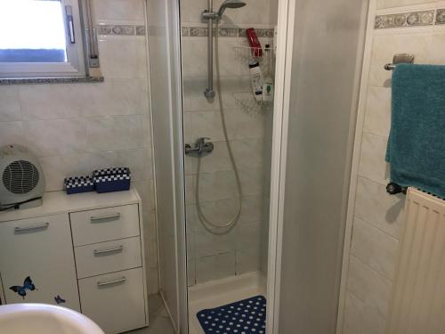 ein Bad mit einer Dusche und einem Waschbecken in der Unterkunft Il mare a 100 M da casa con ampio giardino in Torregrotta