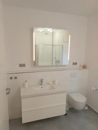 普勞西的住宿－Constanza，白色的浴室设有水槽和卫生间。