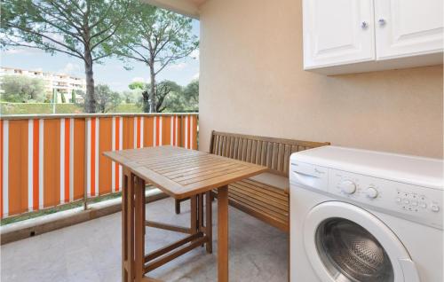 un balcon avec une table et un lave-linge. dans l'établissement 1 Bedroom Amazing Apartment In Antibes, à Antibes